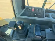 Utovarivač na kotačima Caterpillar 950M iz 2016. s ACERT motorom, polužjem za visoko podizanje i žlicom Performance Series za teške građevinske radove i kamenolome.