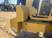 Utovarivač na kotačima Caterpillar 950M iz 2016. s ACERT motorom, polužjem za visoko podizanje i žlicom Performance Series za teške građevinske radove i kamenolome.