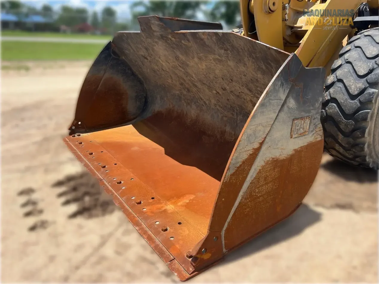 Pala gommata Caterpillar 938M del 2017 con motore ACERT, leverismo di sollevamento elevato e benna Performance Series per lavori edili pesanti e movimentazione materiali.
