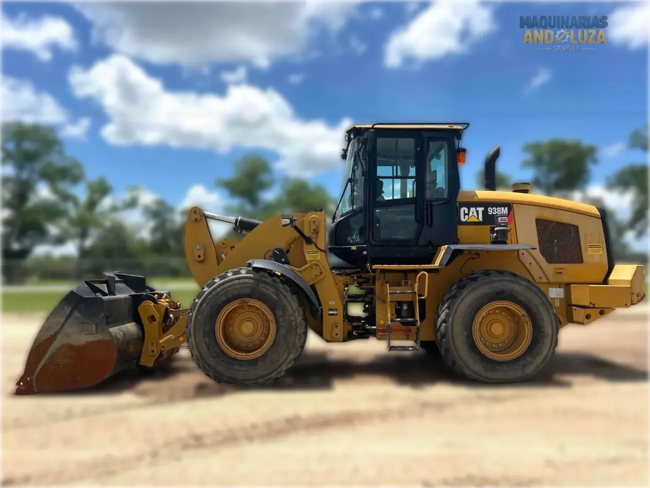 Pala gommata Caterpillar 938M del 2017 con motore ACERT, leverismo di sollevamento elevato e benna Performance Series per lavori edili pesanti e movimentazione materiali.