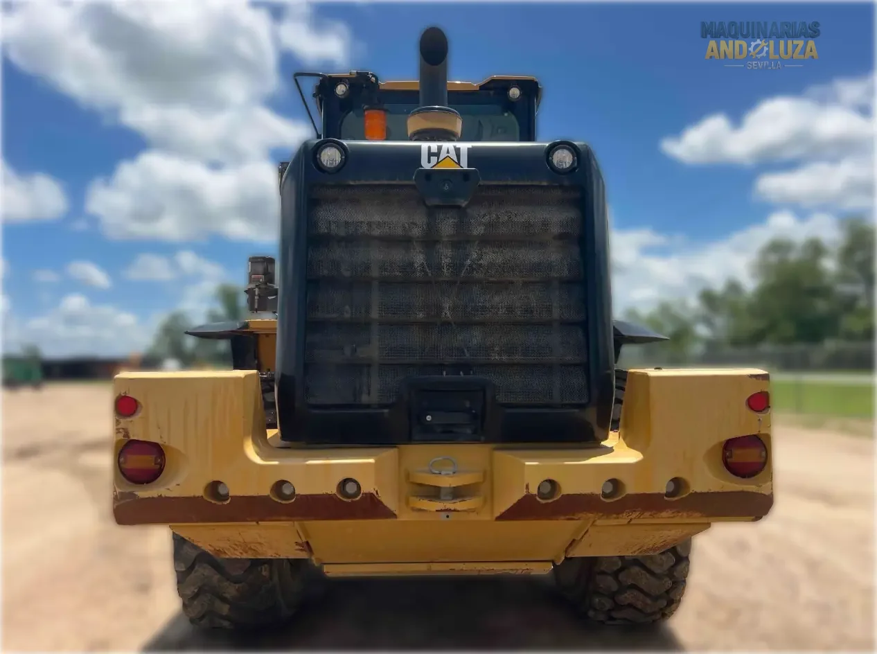 Pala gommata Caterpillar 938M del 2017 con motore ACERT, leverismo di sollevamento elevato e benna Performance Series per lavori edili pesanti e movimentazione materiali.