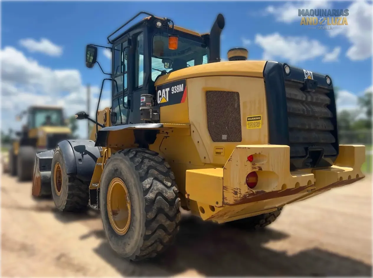 Pala gommata Caterpillar 938M del 2017 con motore ACERT, leverismo di sollevamento elevato e benna Performance Series per lavori edili pesanti e movimentazione materiali.