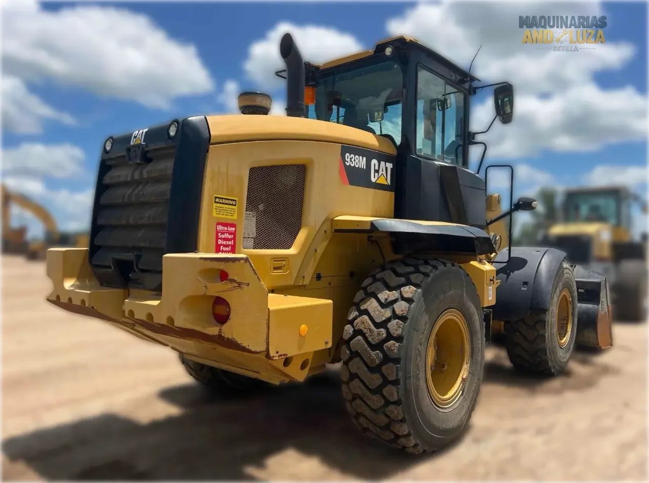 Pala gommata Caterpillar 938M del 2017 con motore ACERT, leverismo di sollevamento elevato e benna Performance Series per lavori edili pesanti e movimentazione materiali.