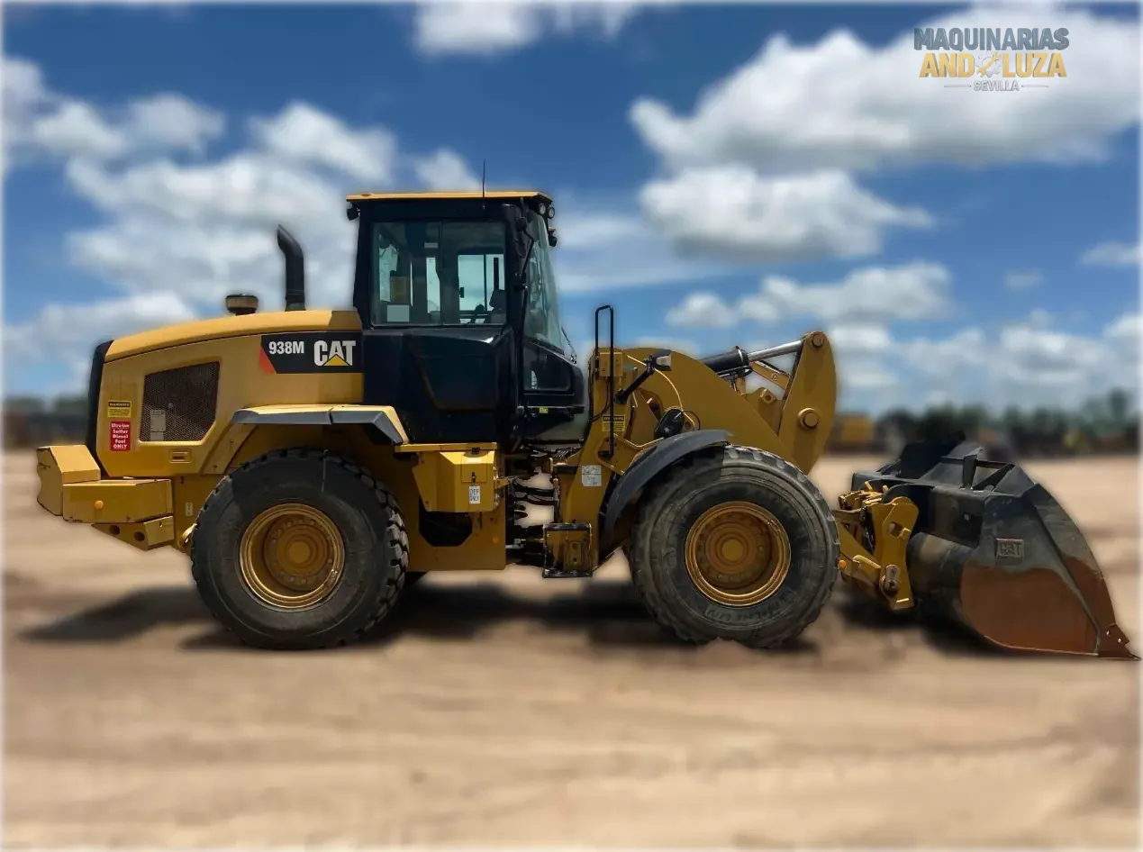 Pala gommata Caterpillar 938M del 2017 con motore ACERT, leverismo di sollevamento elevato e benna Performance Series per lavori edili pesanti e movimentazione materiali.