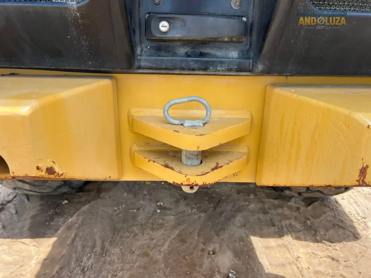 Pala gommata Caterpillar 938M del 2017 con motore ACERT, leverismo di sollevamento elevato e benna Performance Series per lavori edili pesanti e movimentazione materiali.