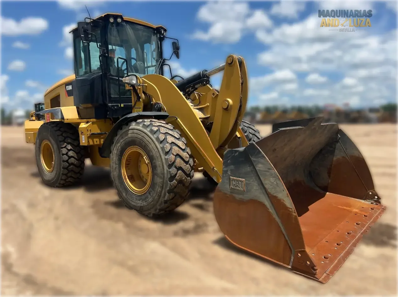 Pala gommata Caterpillar 938M del 2017 con motore ACERT, leverismo di sollevamento elevato e benna Performance Series per lavori edili pesanti e movimentazione materiali.
