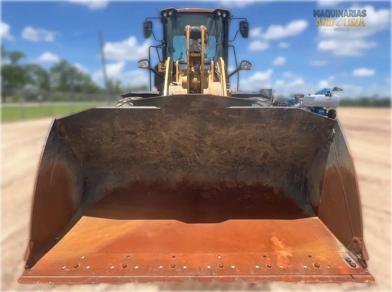 Pala gommata Caterpillar 938M del 2017 con motore ACERT, leverismo di sollevamento elevato e benna Performance Series per lavori edili pesanti e movimentazione materiali.