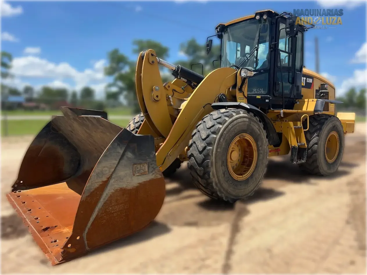 Pala gommata Caterpillar 938M del 2017 con motore ACERT, leverismo di sollevamento elevato e benna Performance Series per lavori edili pesanti e movimentazione materiali.