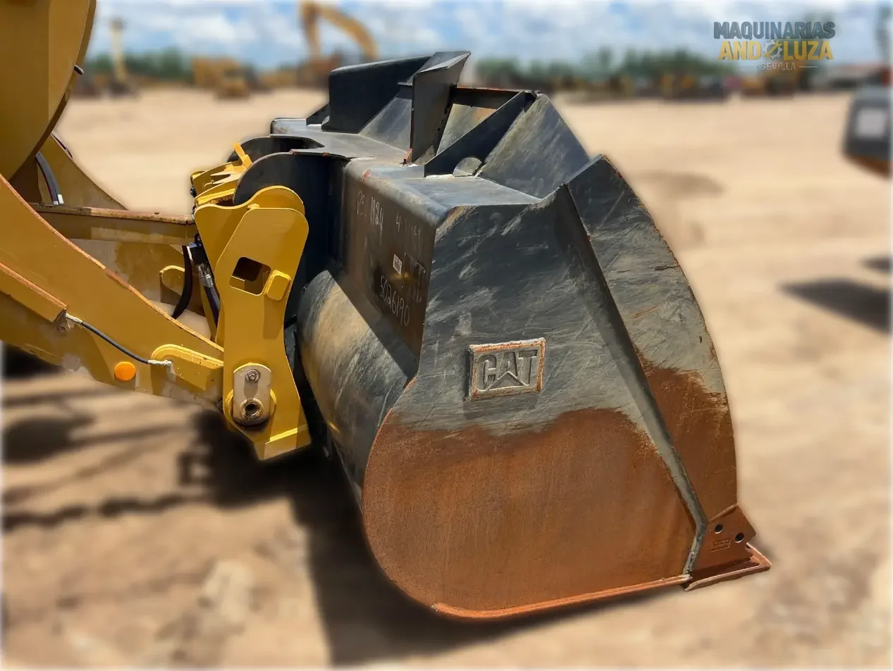 Pala gommata Caterpillar 938M del 2017 con motore ACERT, leverismo di sollevamento elevato e benna Performance Series per lavori edili pesanti e movimentazione materiali.