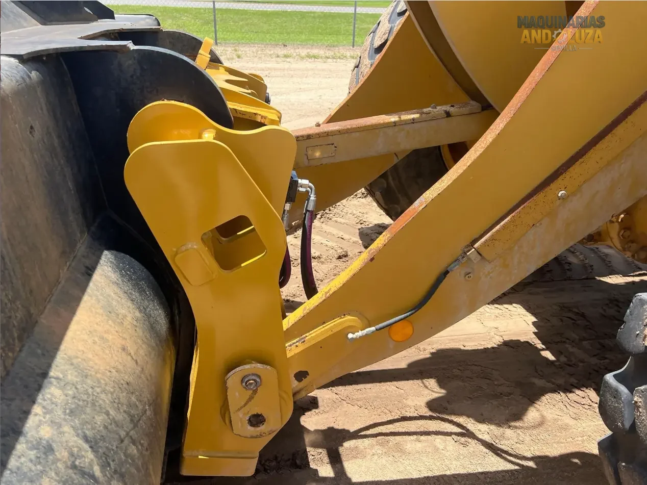 Pala gommata Caterpillar 938M del 2017 con motore ACERT, leverismo di sollevamento elevato e benna Performance Series per lavori edili pesanti e movimentazione materiali.