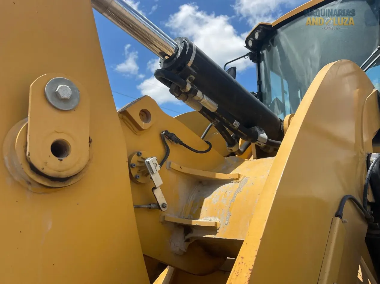 Pala gommata Caterpillar 938M del 2017 con motore ACERT, leverismo di sollevamento elevato e benna Performance Series per lavori edili pesanti e movimentazione materiali.