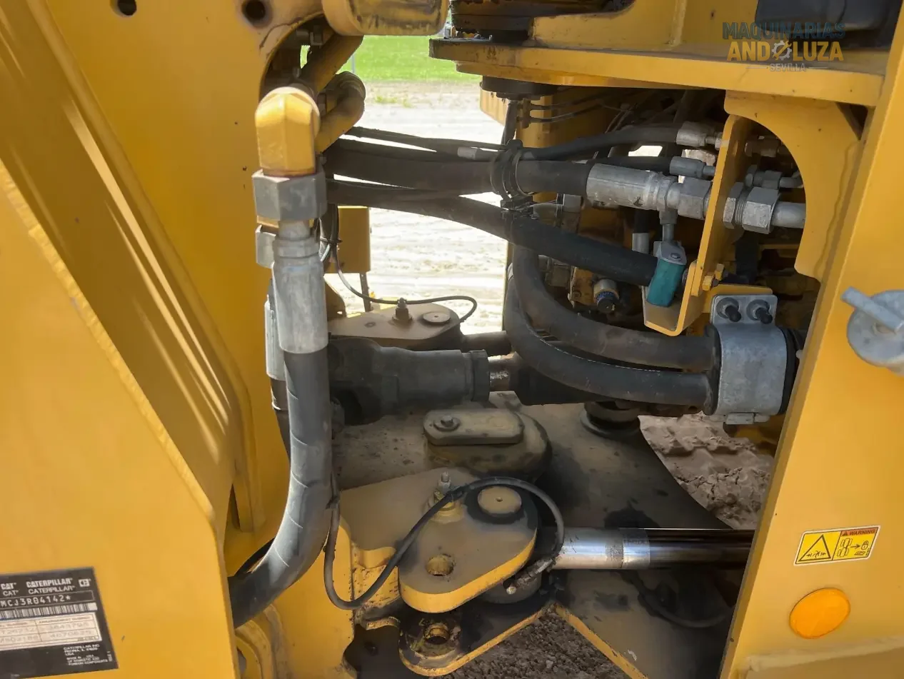 Pala gommata Caterpillar 938M del 2017 con motore ACERT, leverismo di sollevamento elevato e benna Performance Series per lavori edili pesanti e movimentazione materiali.
