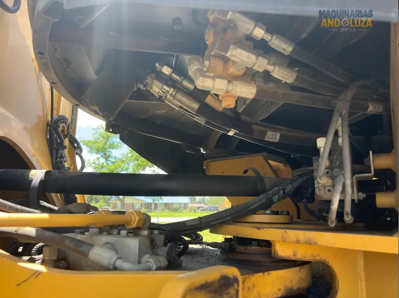 Pala gommata Caterpillar 938M del 2017 con motore ACERT, leverismo di sollevamento elevato e benna Performance Series per lavori edili pesanti e movimentazione materiali.