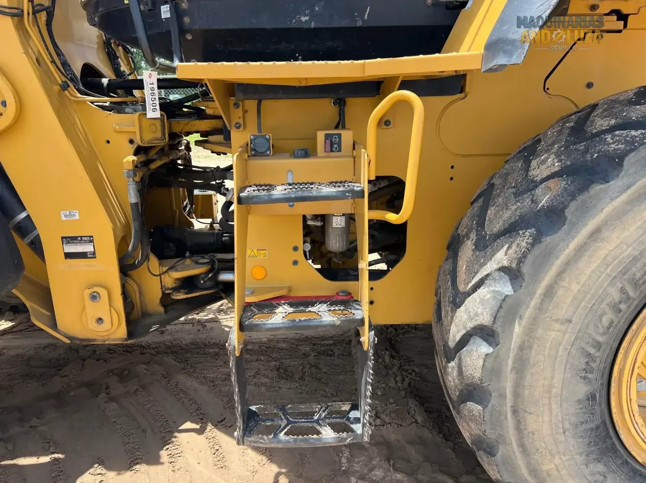 Pala gommata Caterpillar 938M del 2017 con motore ACERT, leverismo di sollevamento elevato e benna Performance Series per lavori edili pesanti e movimentazione materiali.