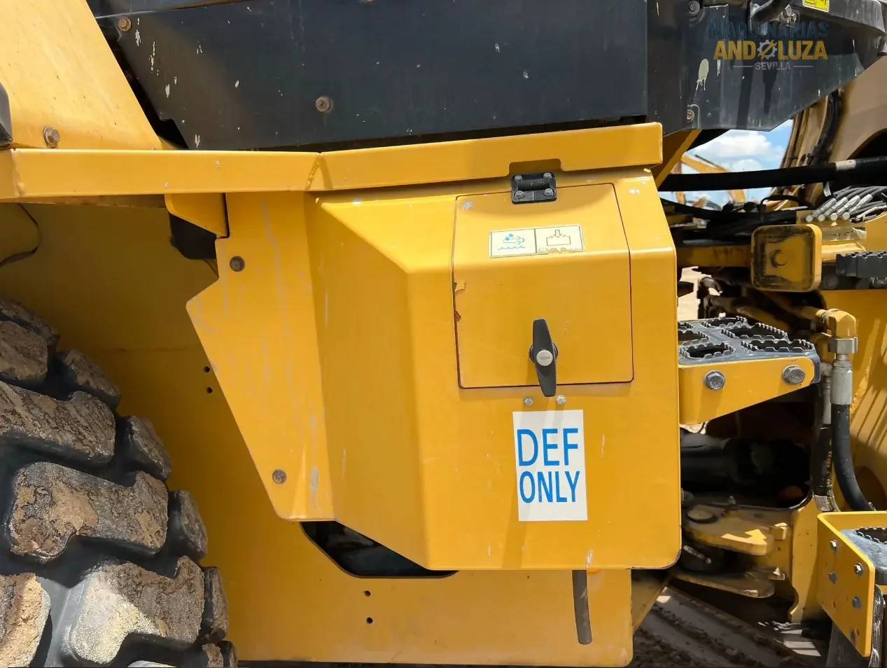 Pala gommata Caterpillar 938M del 2017 con motore ACERT, leverismo di sollevamento elevato e benna Performance Series per lavori edili pesanti e movimentazione materiali.