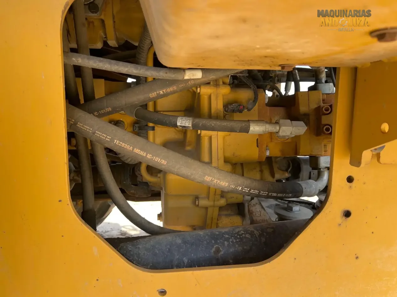 Pala gommata Caterpillar 938M del 2017 con motore ACERT, leverismo di sollevamento elevato e benna Performance Series per lavori edili pesanti e movimentazione materiali.