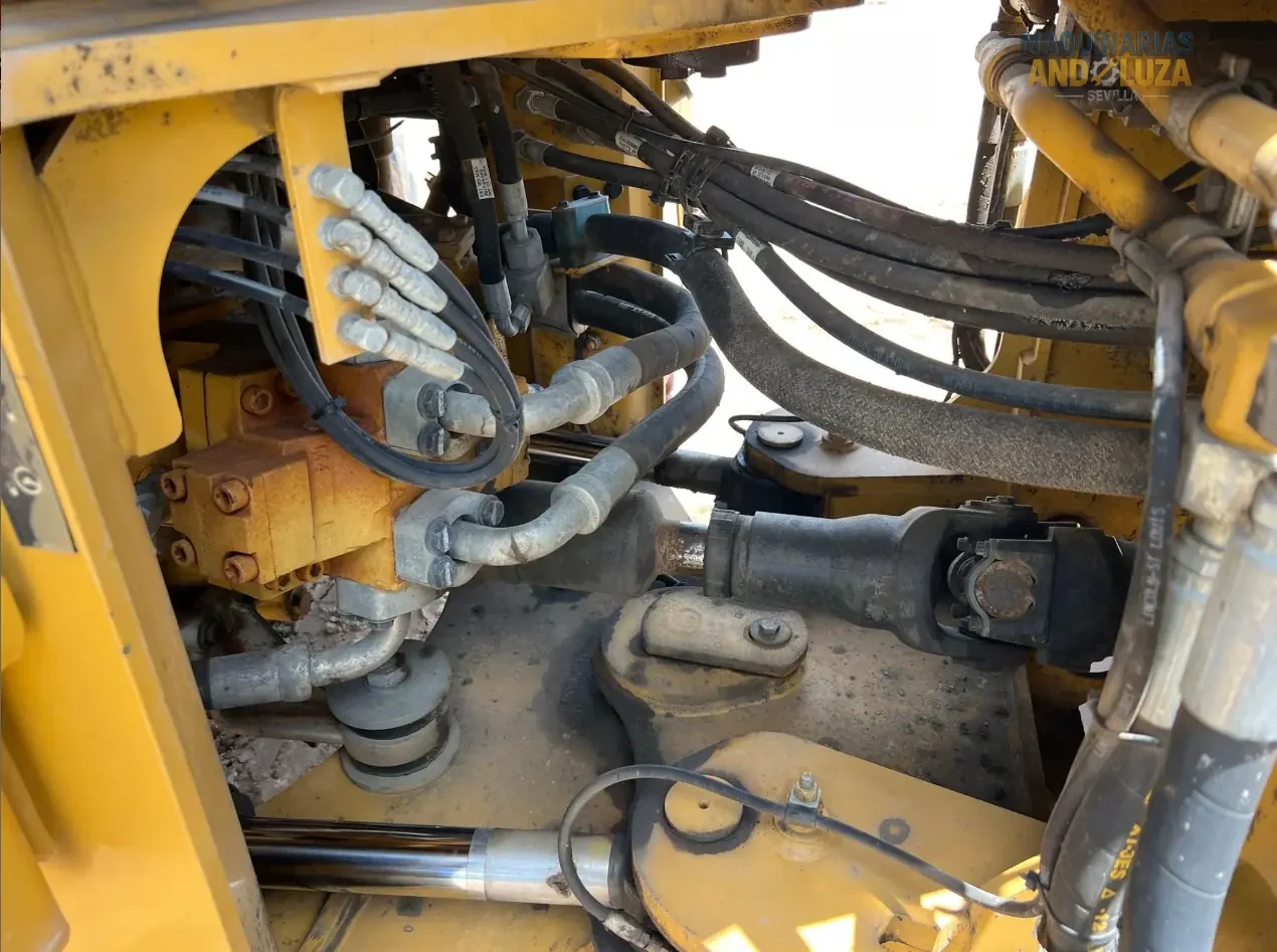 Pala gommata Caterpillar 938M del 2017 con motore ACERT, leverismo di sollevamento elevato e benna Performance Series per lavori edili pesanti e movimentazione materiali.