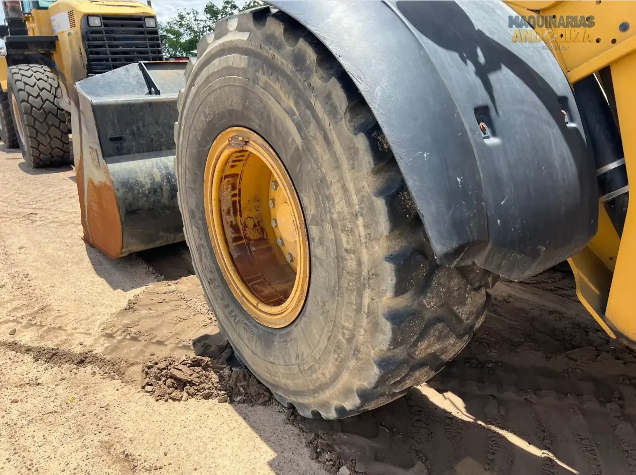 Pala gommata Caterpillar 938M del 2017 con motore ACERT, leverismo di sollevamento elevato e benna Performance Series per lavori edili pesanti e movimentazione materiali.