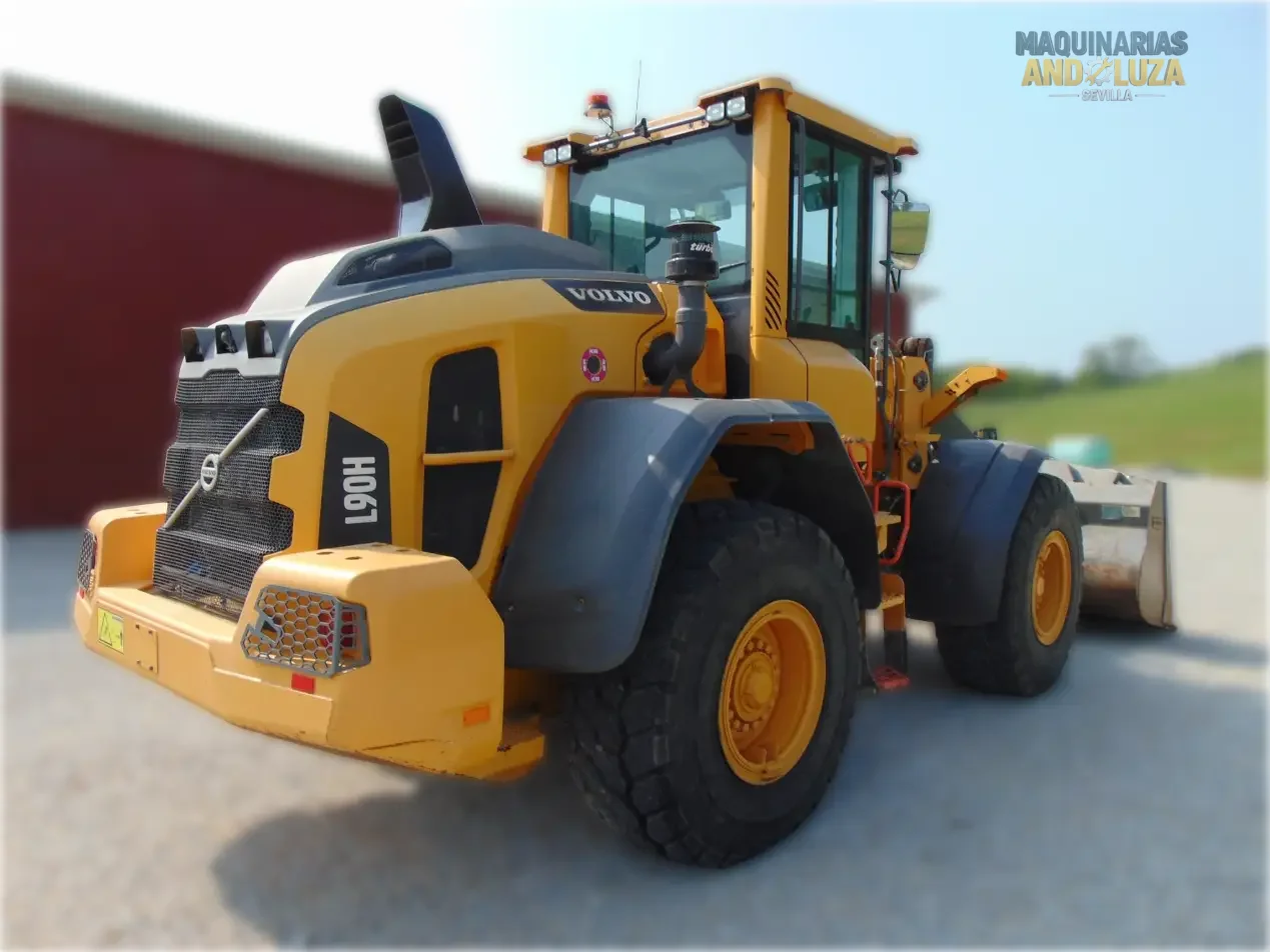 Pala gommata Volvo L90H del 2018 con cinematismo Torque Parallel, motore Volvo D6J e tecnologia OptiShift per un carico e una movimentazione dei materiali ad alta efficienza.