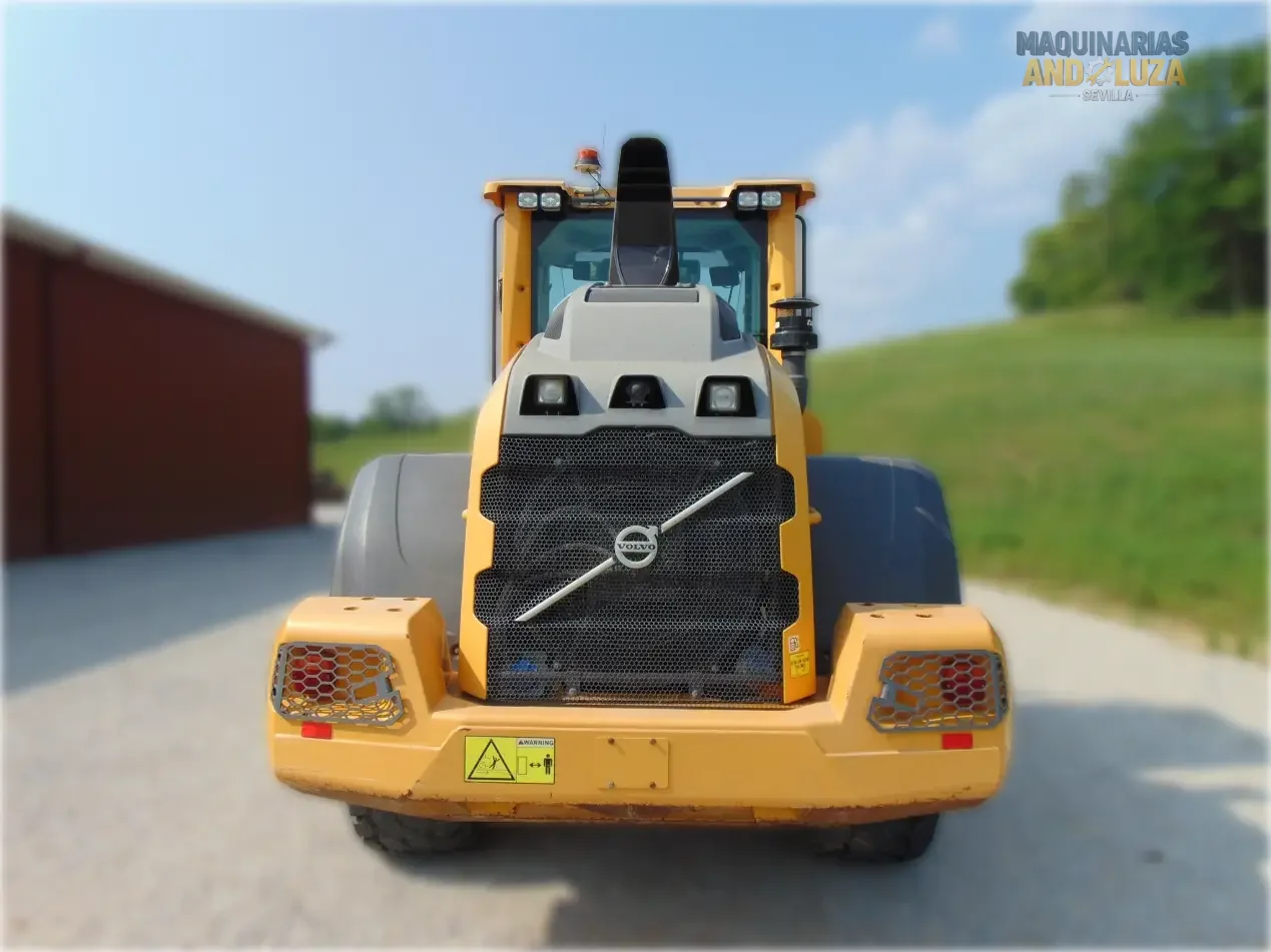 Pala gommata Volvo L90H del 2018 con cinematismo Torque Parallel, motore Volvo D6J e tecnologia OptiShift per un carico e una movimentazione dei materiali ad alta efficienza.