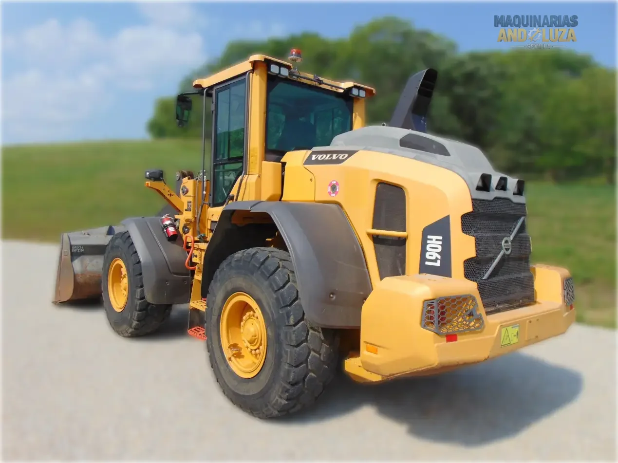 Pala gommata Volvo L90H del 2018 con cinematismo Torque Parallel, motore Volvo D6J e tecnologia OptiShift per un carico e una movimentazione dei materiali ad alta efficienza.