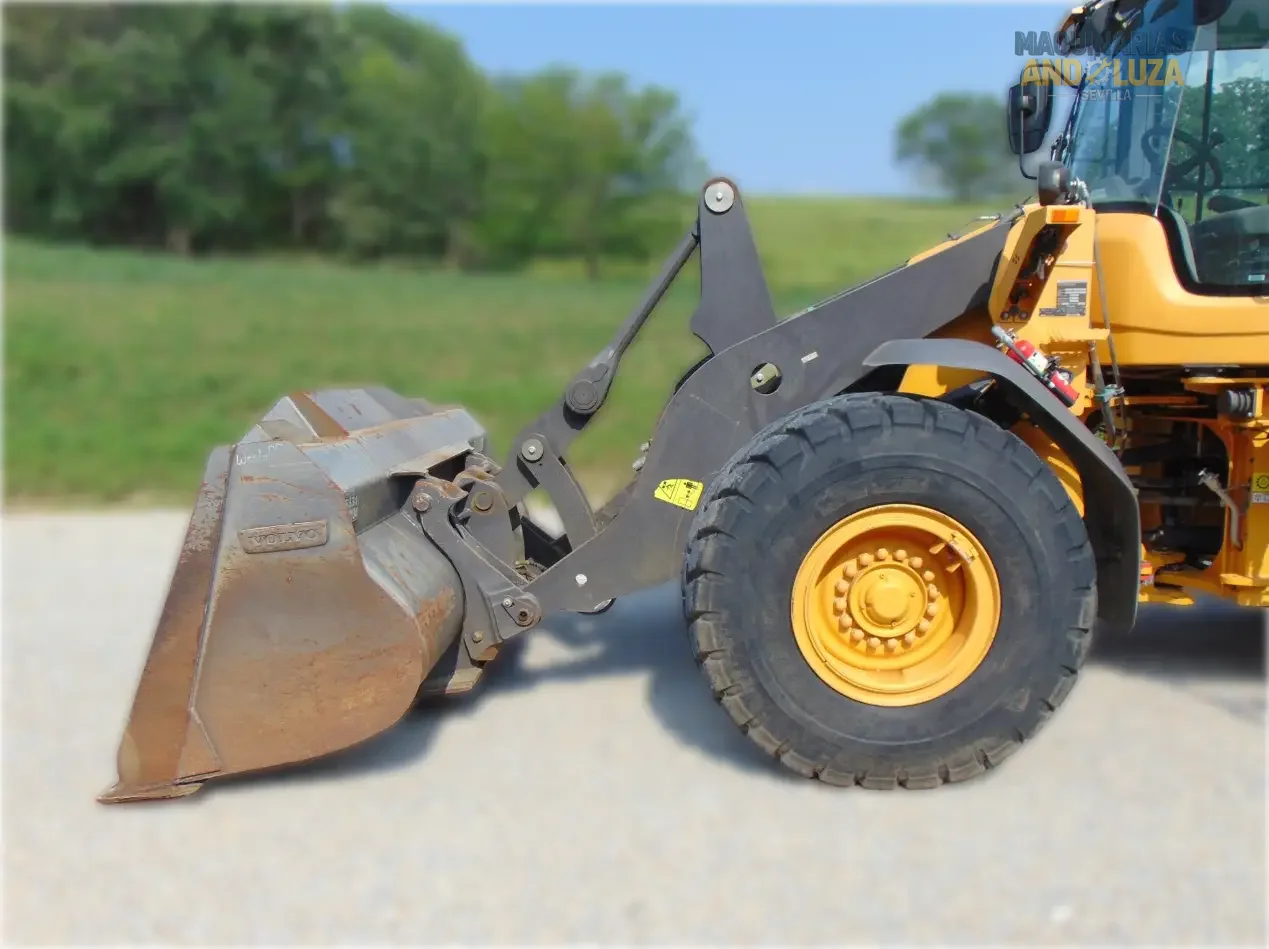Pala gommata Volvo L90H del 2018 con cinematismo Torque Parallel, motore Volvo D6J e tecnologia OptiShift per un carico e una movimentazione dei materiali ad alta efficienza.