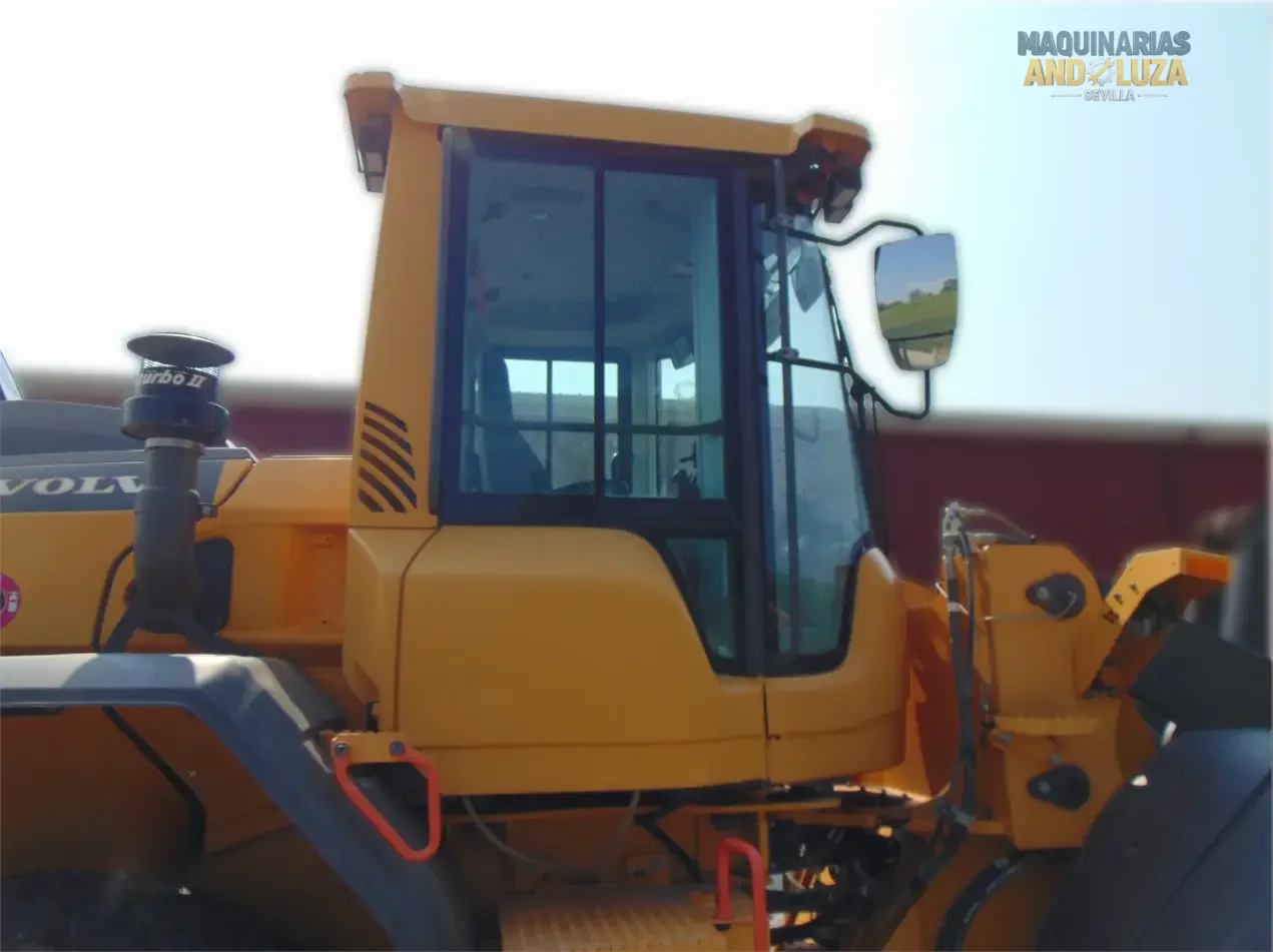 Pala gommata Volvo L90H del 2018 con cinematismo Torque Parallel, motore Volvo D6J e tecnologia OptiShift per un carico e una movimentazione dei materiali ad alta efficienza.