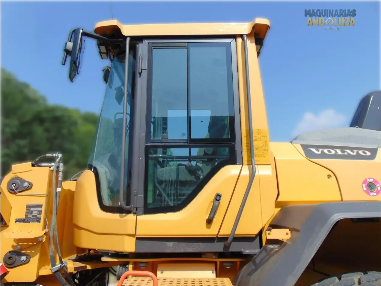 Pala gommata Volvo L90H del 2018 con cinematismo Torque Parallel, motore Volvo D6J e tecnologia OptiShift per un carico e una movimentazione dei materiali ad alta efficienza.