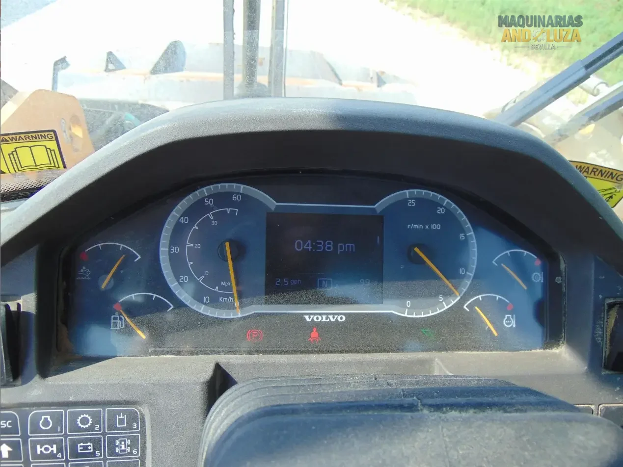 Pala gommata Volvo L90H del 2018 con cinematismo Torque Parallel, motore Volvo D6J e tecnologia OptiShift per un carico e una movimentazione dei materiali ad alta efficienza.