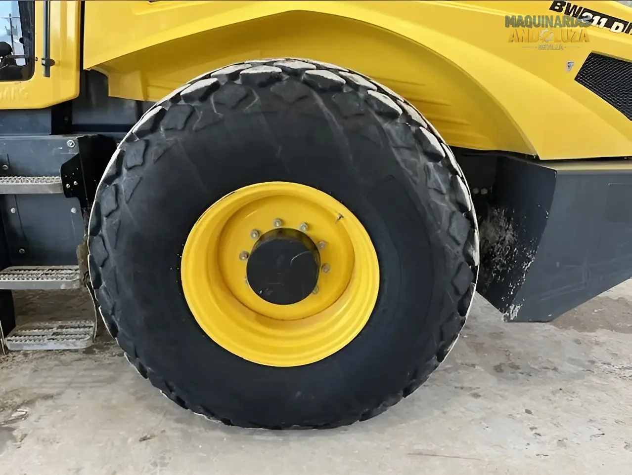 2019 BOMAG BW211D-5 single drum soil compactor for sale, 10.9 ton heavy-duty roller for road construction and earthworks at Maquinaria Andaluza.