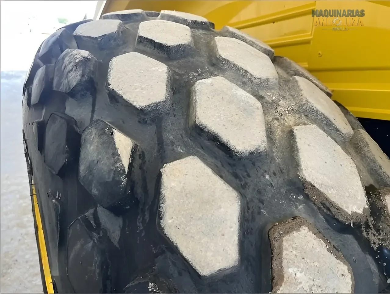 2019 BOMAG BW211D-5 single drum soil compactor for sale, 10.9 ton heavy-duty roller for road construction and earthworks at Maquinaria Andaluza.