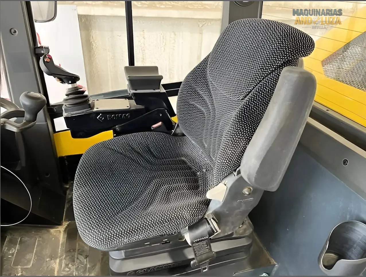 2019 BOMAG BW211D-5 single drum soil compactor for sale, 10.9 ton heavy-duty roller for road construction and earthworks at Maquinaria Andaluza.