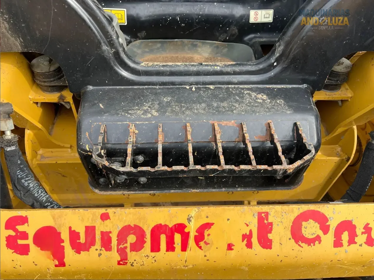 Pala compatta Caterpillar 226D3 del 2021 con design a sollevamento radiale, cabina riprogettata per il massimo comfort e tecnologia Smart per operazioni di livellamento e carico ad alte prestazioni.