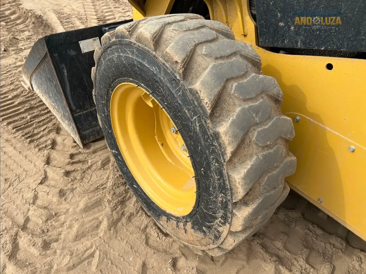 Pala compatta Caterpillar 226D3 del 2021 con design a sollevamento radiale, cabina riprogettata per il massimo comfort e tecnologia Smart per operazioni di livellamento e carico ad alte prestazioni.