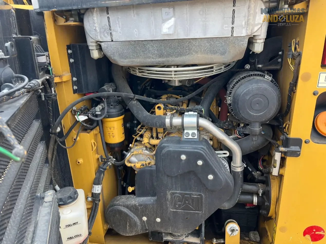 Pala compatta Caterpillar 226D3 del 2021 con design a sollevamento radiale, cabina riprogettata per il massimo comfort e tecnologia Smart per operazioni di livellamento e carico ad alte prestazioni.