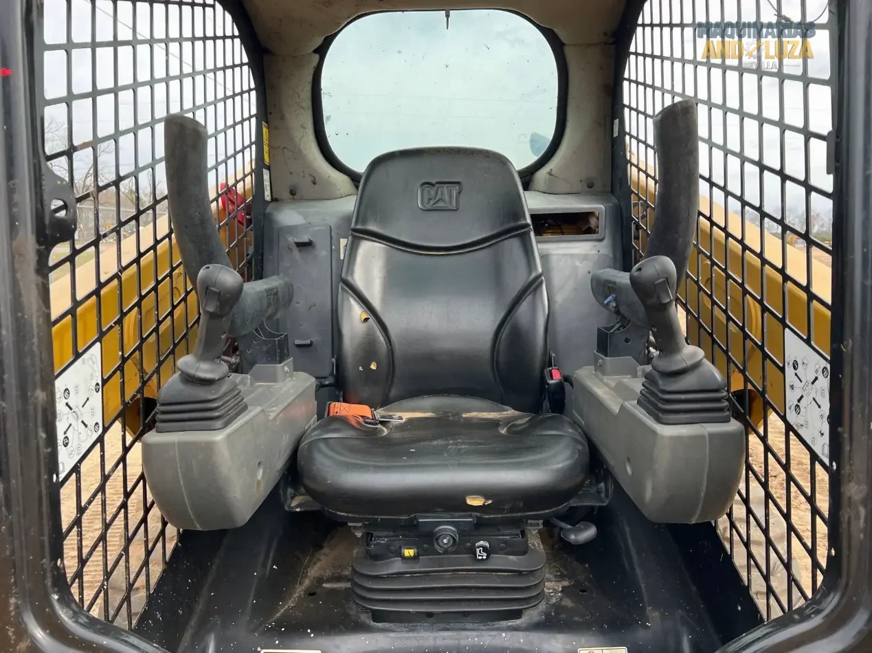Pala compatta Caterpillar 226D3 del 2021 con design a sollevamento radiale, cabina riprogettata per il massimo comfort e tecnologia Smart per operazioni di livellamento e carico ad alte prestazioni.
