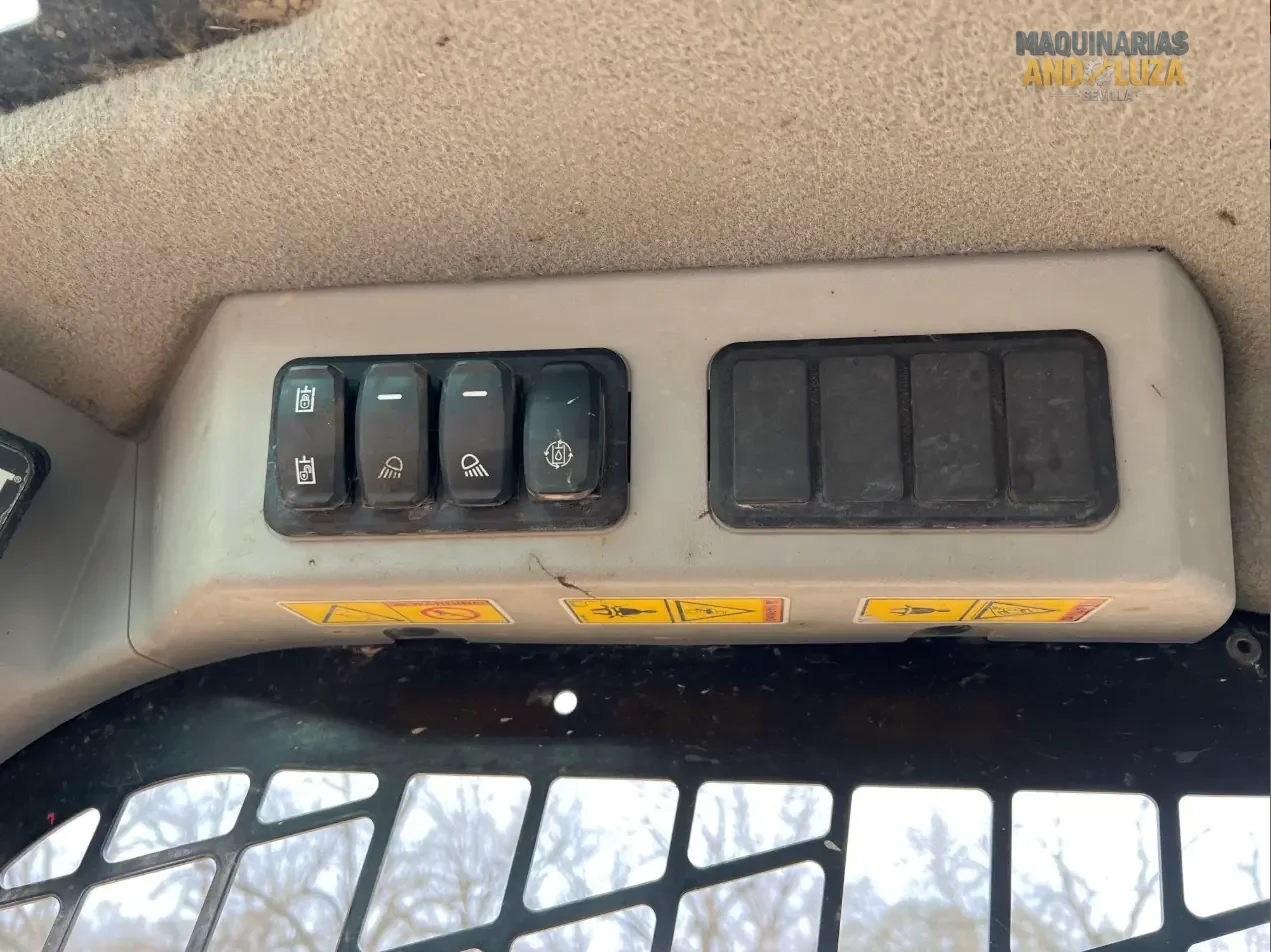 Pala compatta Caterpillar 226D3 del 2021 con design a sollevamento radiale, cabina riprogettata per il massimo comfort e tecnologia Smart per operazioni di livellamento e carico ad alte prestazioni.