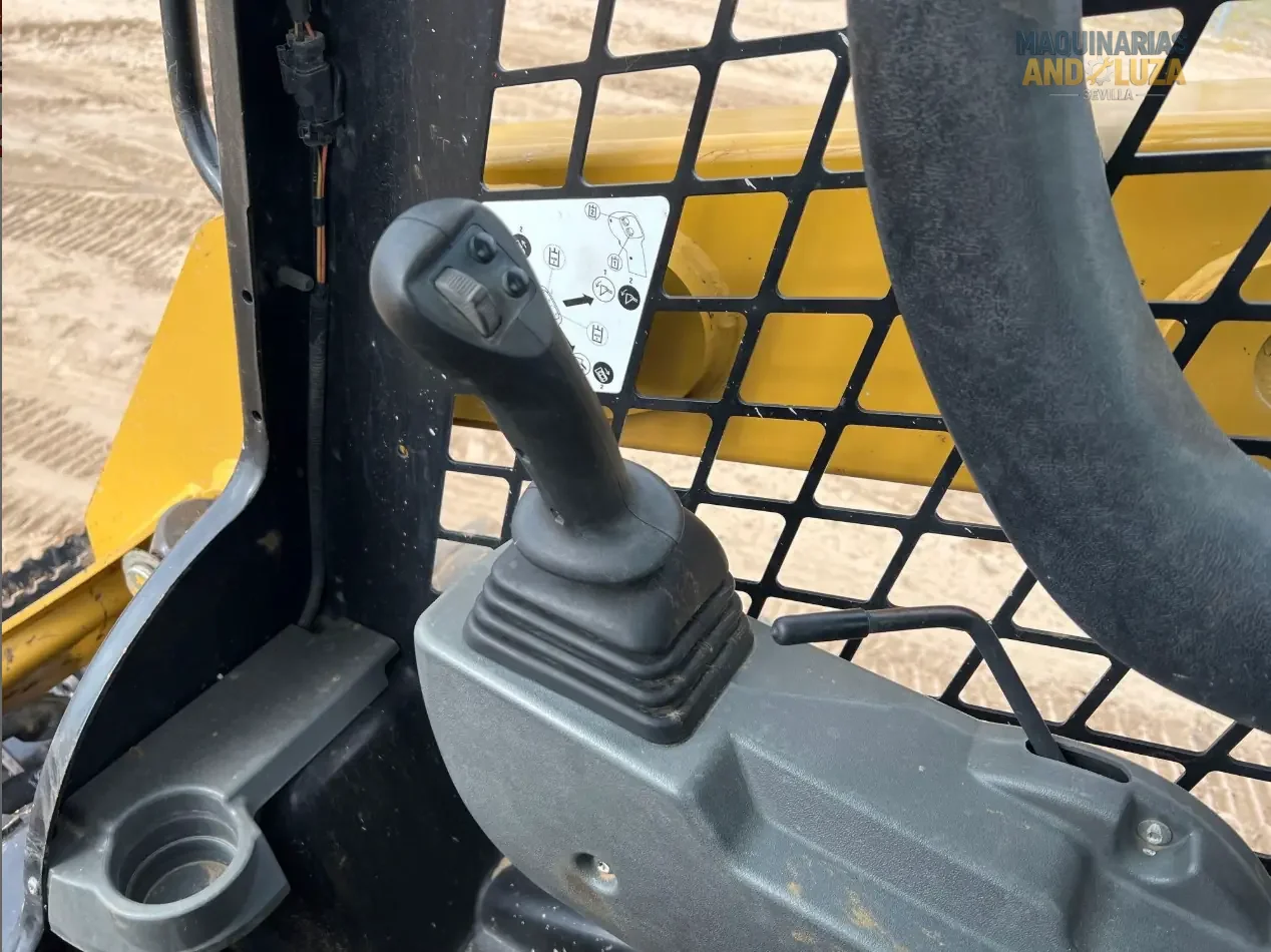 Pala compatta Caterpillar 226D3 del 2021 con design a sollevamento radiale, cabina riprogettata per il massimo comfort e tecnologia Smart per operazioni di livellamento e carico ad alte prestazioni.