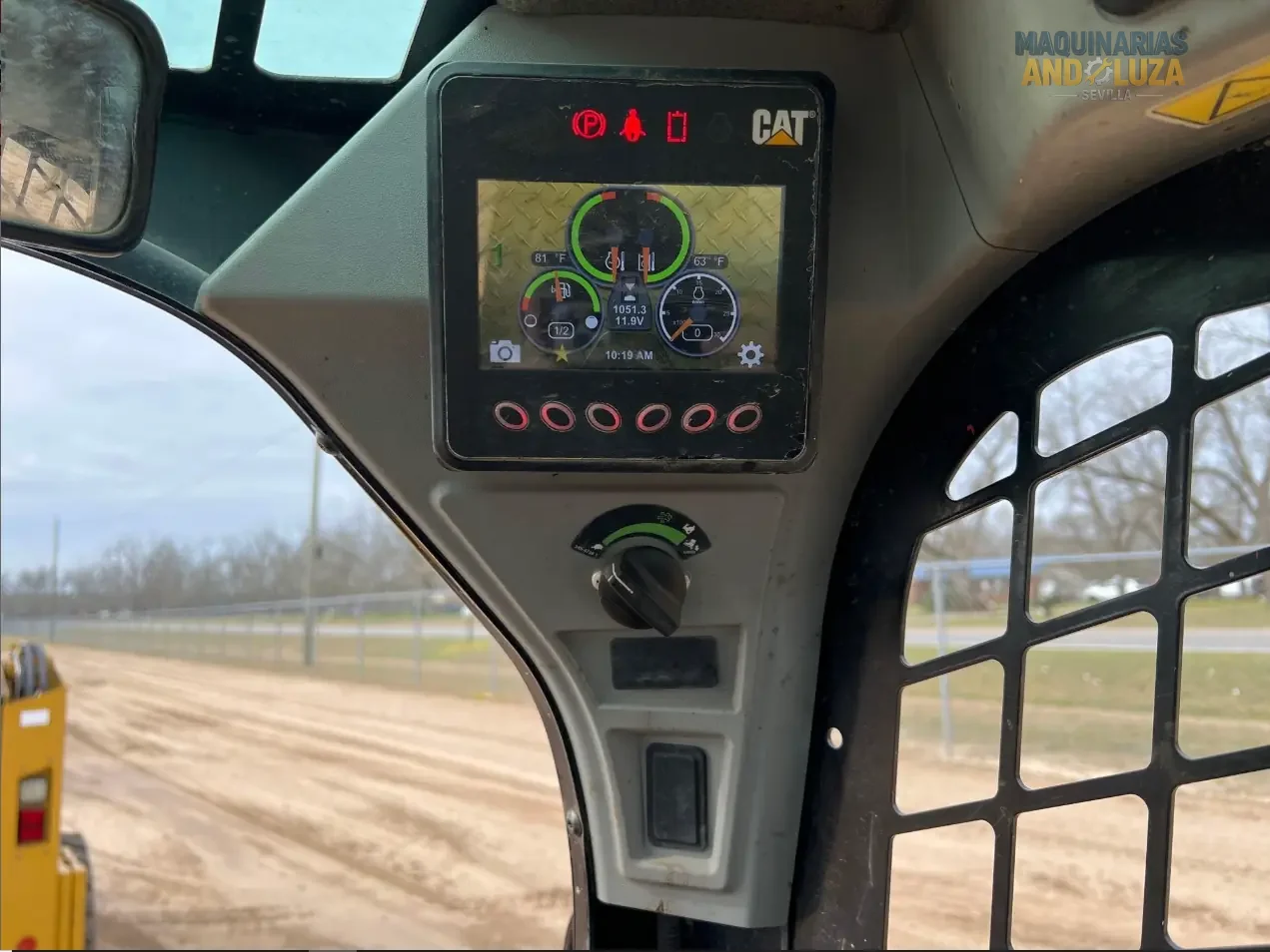 Pala compatta Caterpillar 226D3 del 2021 con design a sollevamento radiale, cabina riprogettata per il massimo comfort e tecnologia Smart per operazioni di livellamento e carico ad alte prestazioni.