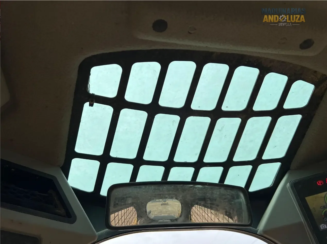 Pala compatta Caterpillar 226D3 del 2021 con design a sollevamento radiale, cabina riprogettata per il massimo comfort e tecnologia Smart per operazioni di livellamento e carico ad alte prestazioni.