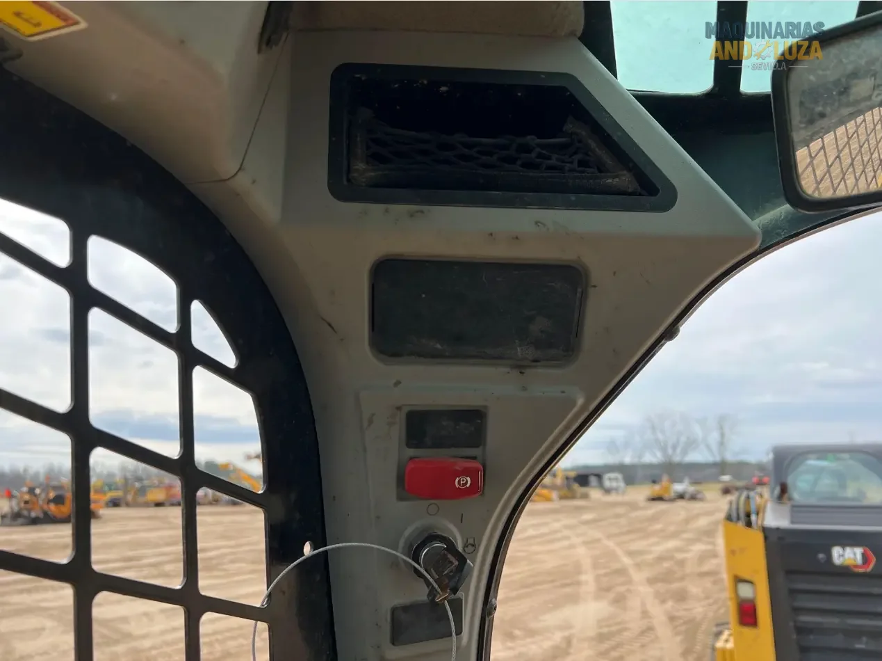Pala compatta Caterpillar 226D3 del 2021 con design a sollevamento radiale, cabina riprogettata per il massimo comfort e tecnologia Smart per operazioni di livellamento e carico ad alte prestazioni.