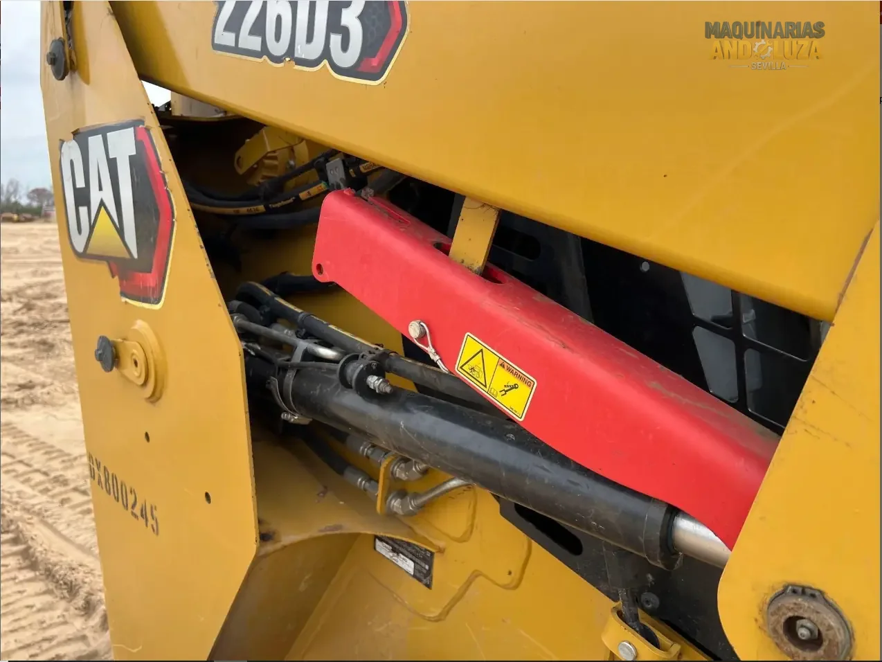Pala compatta Caterpillar 226D3 del 2021 con design a sollevamento radiale, cabina riprogettata per il massimo comfort e tecnologia Smart per operazioni di livellamento e carico ad alte prestazioni.