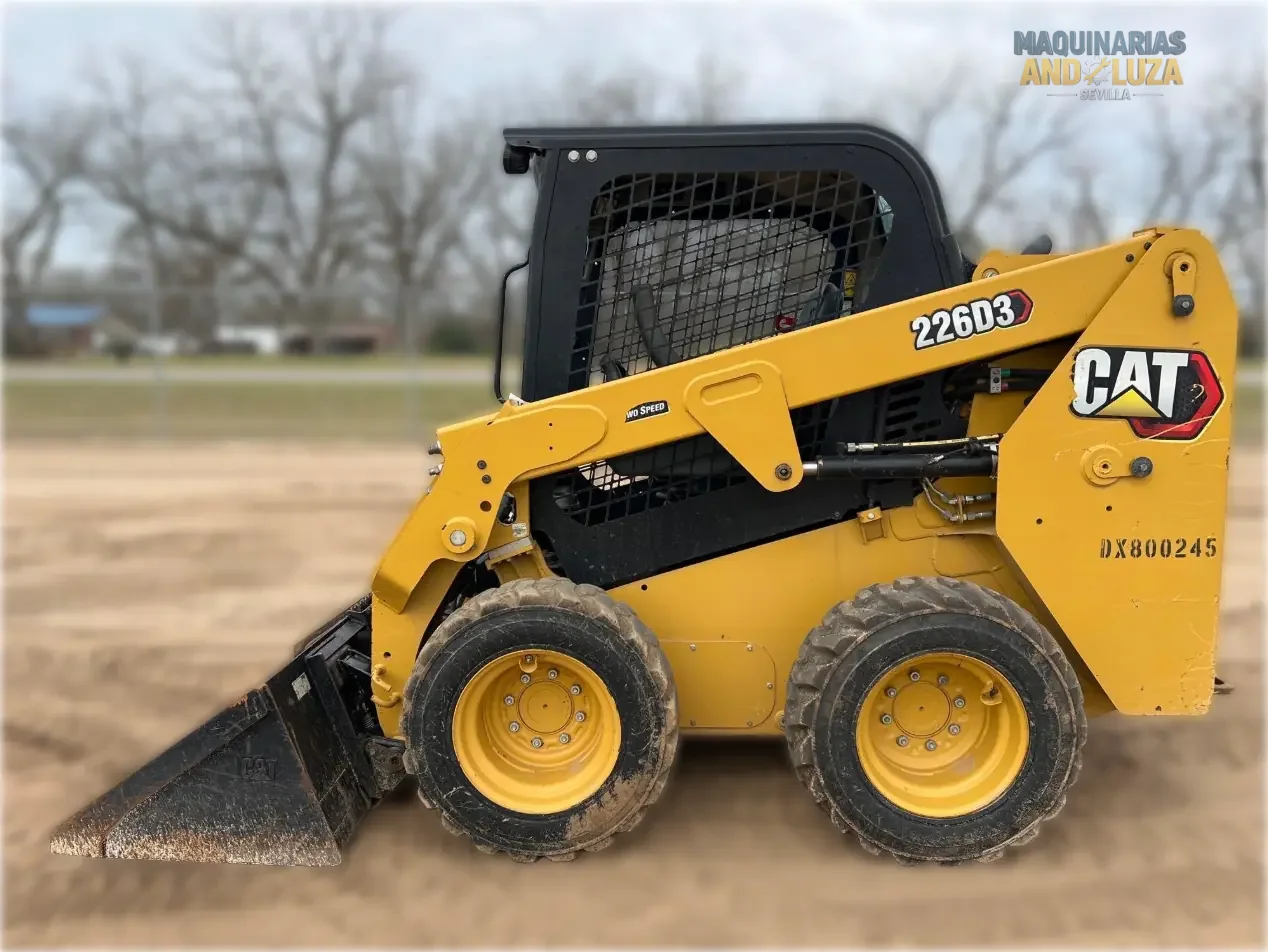 Pala compatta Caterpillar 226D3 del 2021 con design a sollevamento radiale, cabina riprogettata per il massimo comfort e tecnologia Smart per operazioni di livellamento e carico ad alte prestazioni.
