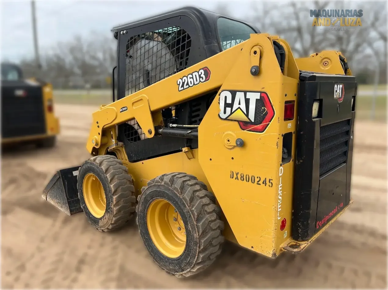 Pala compatta Caterpillar 226D3 del 2021 con design a sollevamento radiale, cabina riprogettata per il massimo comfort e tecnologia Smart per operazioni di livellamento e carico ad alte prestazioni.