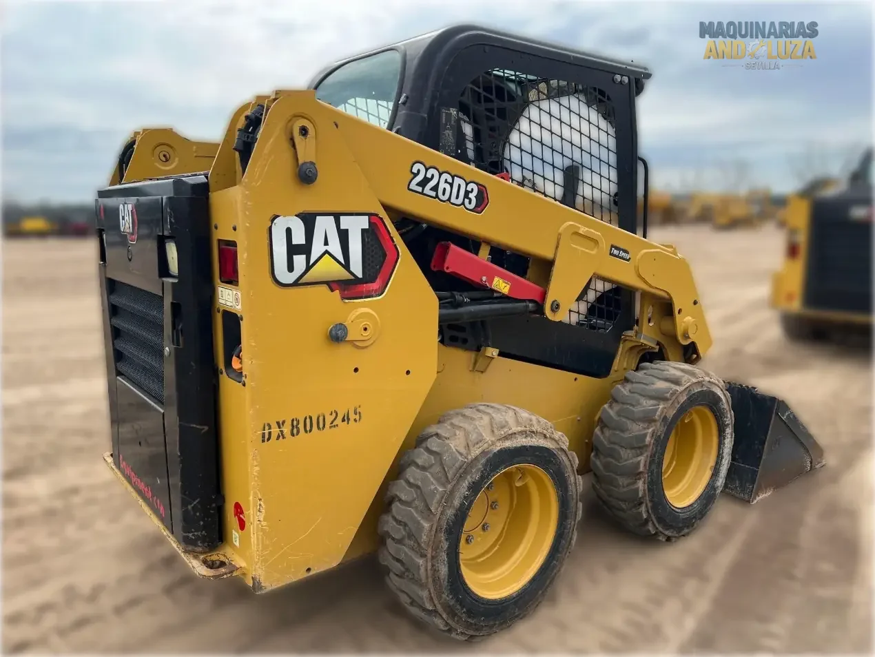 Pala compatta Caterpillar 226D3 del 2021 con design a sollevamento radiale, cabina riprogettata per il massimo comfort e tecnologia Smart per operazioni di livellamento e carico ad alte prestazioni.