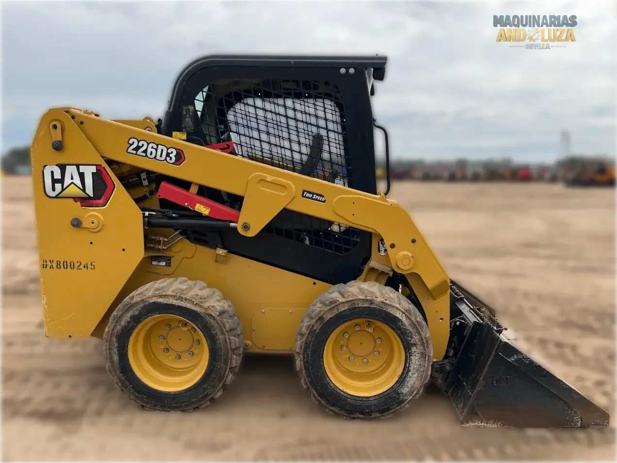 Pala compatta Caterpillar 226D3 del 2021 con design a sollevamento radiale, cabina riprogettata per il massimo comfort e tecnologia Smart per operazioni di livellamento e carico ad alte prestazioni.