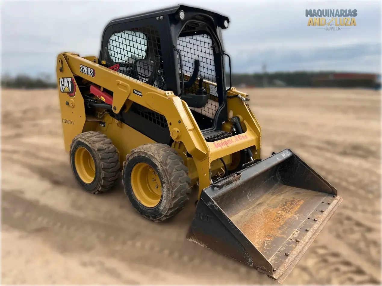 Pala compatta Caterpillar 226D3 del 2021 con design a sollevamento radiale, cabina riprogettata per il massimo comfort e tecnologia Smart per operazioni di livellamento e carico ad alte prestazioni.