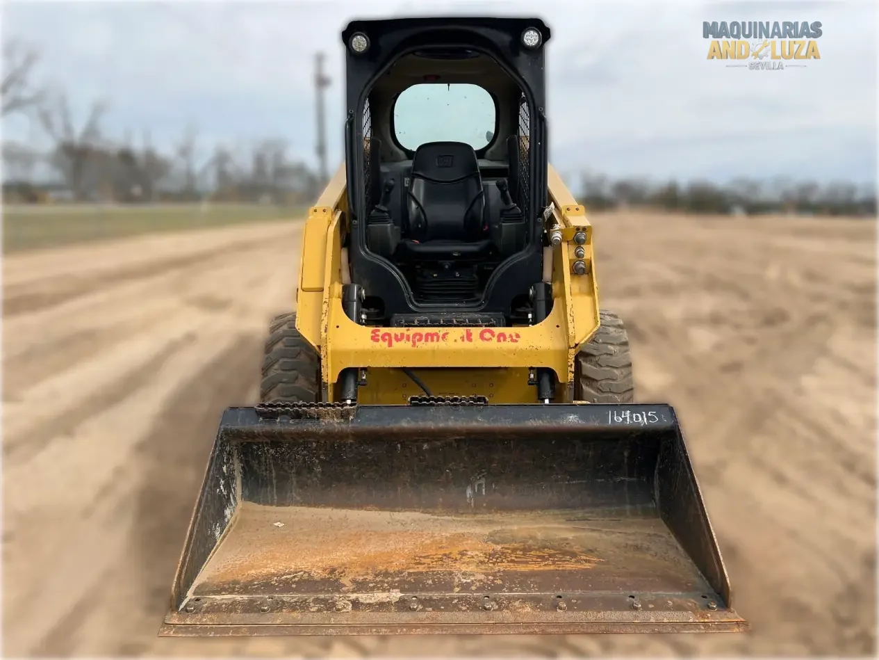 Pala compatta Caterpillar 226D3 del 2021 con design a sollevamento radiale, cabina riprogettata per il massimo comfort e tecnologia Smart per operazioni di livellamento e carico ad alte prestazioni.
