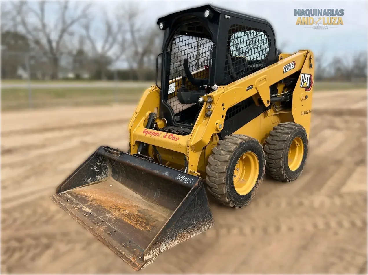 Pala compatta Caterpillar 226D3 del 2021 con design a sollevamento radiale, cabina riprogettata per il massimo comfort e tecnologia Smart per operazioni di livellamento e carico ad alte prestazioni.