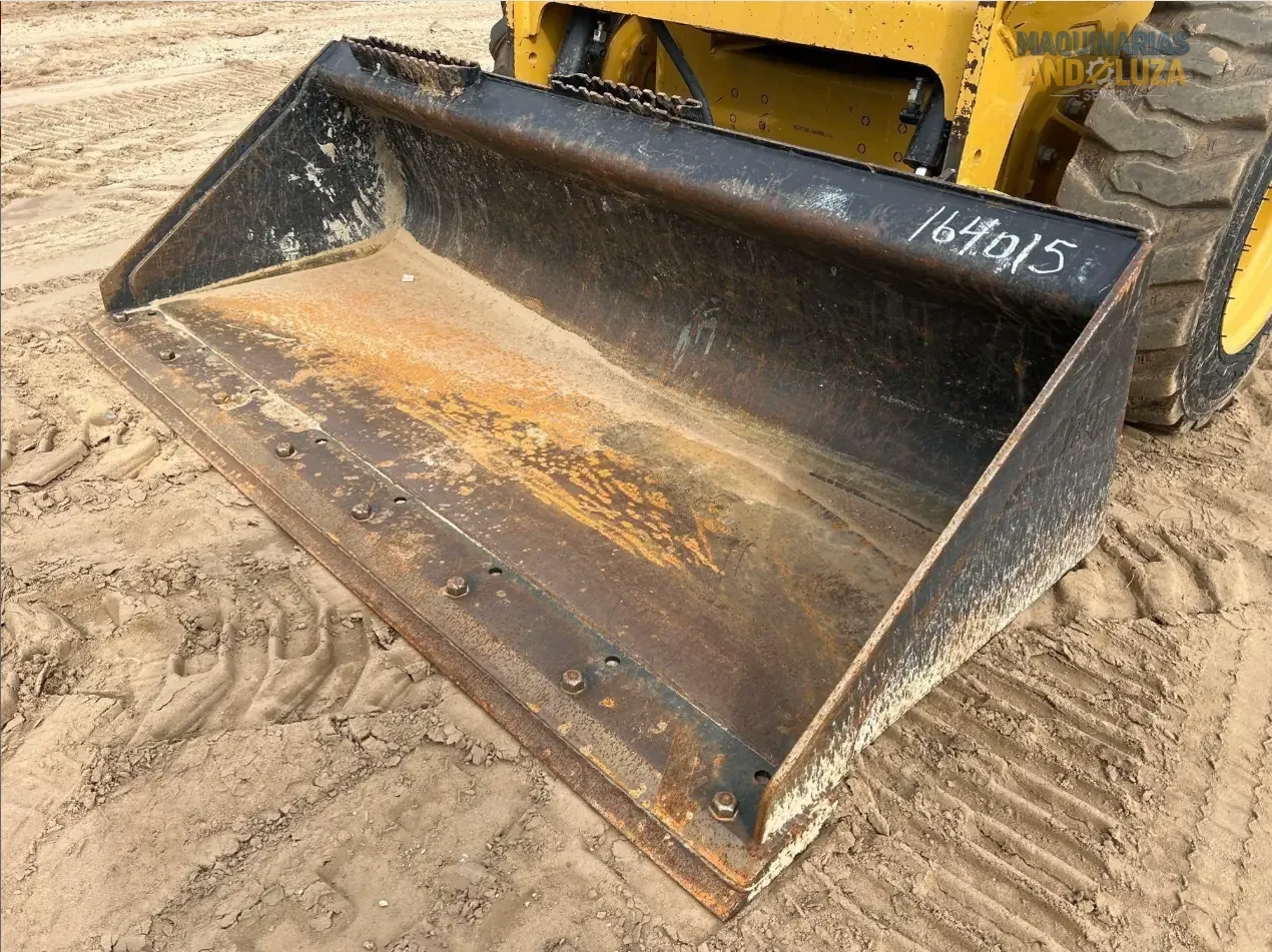 Pala compatta Caterpillar 226D3 del 2021 con design a sollevamento radiale, cabina riprogettata per il massimo comfort e tecnologia Smart per operazioni di livellamento e carico ad alte prestazioni.